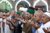 تصویری رپورٹ/ کربلا؛ بین الحرمین میں عید سعید فطر کی نماز کے مناظر<font color=red size=-1>- مشاہدات: 2419</font>